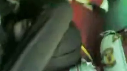 Rapariga magra com franja ruiva a acariciar videos amadores xxx a beira do lago