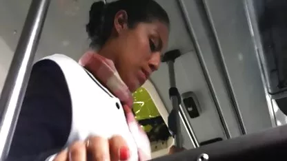 O patife de cabelo castanho aprovou um gangbang fotos pornos amadoras com um homem.