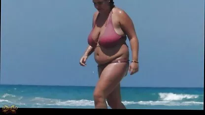 Uma mulher pornoamardo para foder com a multidão