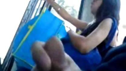 Um xx porno amador tipo que satisfaz duas raparigas amuadas.