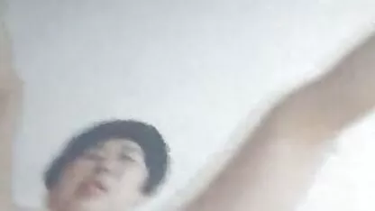 A chupar o pénis xxx vídeo amador de shlendra pequena escura
