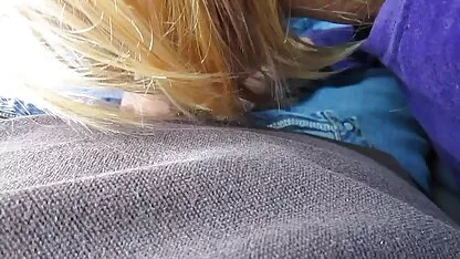 Com a ajuda de dedos na minha rata a excitar loira e a xxxx amador bicar depois da massagem