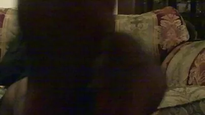 Numa xxx videos de sexo caseiro cadeira confortável, a morena de perto brinca com o brinquedo da vagina.