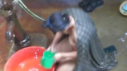 Mulher xxx videos flagra madura a esticar as pernas num sofá confortável e a apalpar a rata
