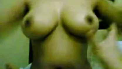O homem pôs o dedo na xxxsexoamador vagina molhado e nu.
