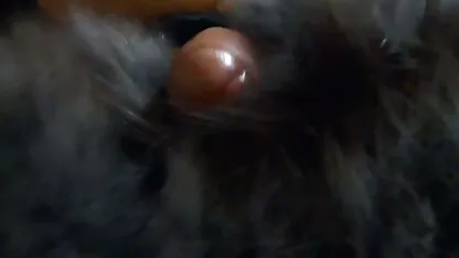 Na conversa sexual, uma puta de meias masturba-se com fotos caseiras xxx vibrador e mostra-lhe a rata.