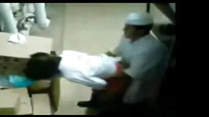 Ele pegou numa jovem mulher xxx vídeos amadores com uma mula na boca e deu-lhe uma pila na vagina molhada.