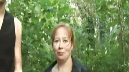 A mulher tira o vestido de noiva e faz sexo na corno amador xxx cama.