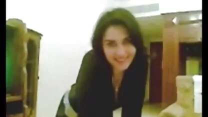 Morena xxx amador na escola de Buryatia desfruta de sexo anal em casa