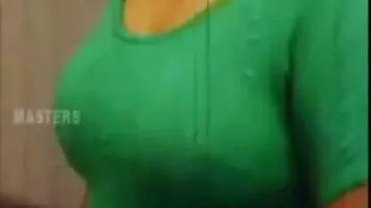 Em xxxx amador vez de ler um livro, Margarita se envolve na masturbação da vagina.
