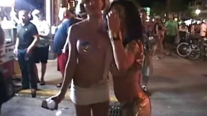 Loira Madura com sexo gorducho com uma vizinha jovem xxxpornoamador no chão da cozinha.