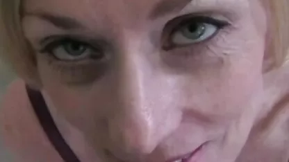 A mãe linda xxx vídeo amador apanhou o filho a masturbar - se e a forçá-lo a foder.