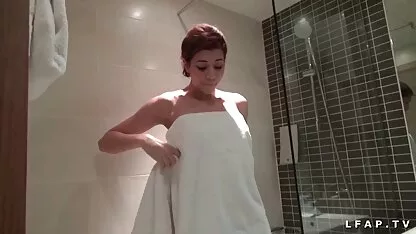 Querida excitada abre as pernas no sofá e satisfazendo a videos xxx amadoras vagina.