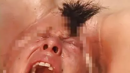 A rapariga esbelta abanou o rabo no simulador filmes amadores xxx para andar depressa.