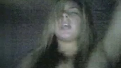 A morena viu o vibrador porno amador xxxx e brincou com os pés