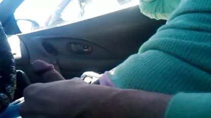 Um casal pornor amador xxx sensual faz um broche a primeira pessoa em áreas públicas.