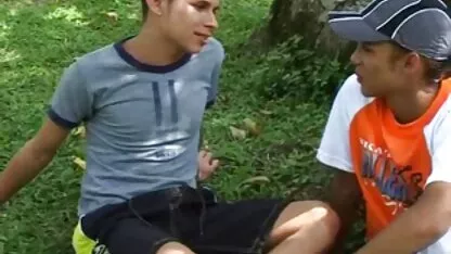 Um homem gosta de tirar fotos pornográficas da primeira pessoa quando uma morena lhe tira a xxx caseiro amador boca.
