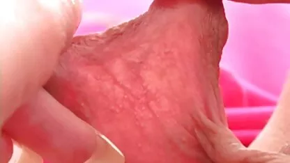 Loira boa masturba-se no buraco da vagina com um amadorxxx vibrador