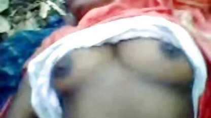 O marido ao telefone quando a mulher xxx amador caseiro se sentou a tocar-lhe na pila