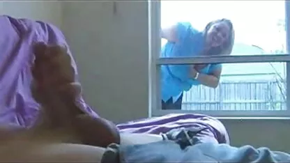 Uma rapariga com seios pequenos salta entusiasticamente pornografia amadora portuguesa no pénis.
