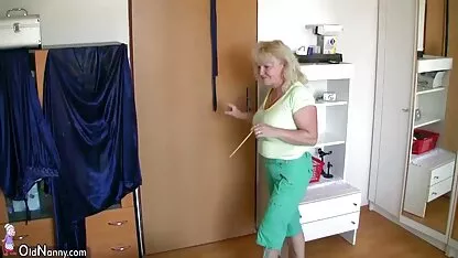 A rapariga com a foice acaba na mesa filmes xxx amadores da cozinha.