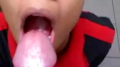 Uma rapariga de jeans e uma t-shirt videos xxx amadoras a divertir-se na casa de banho.