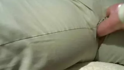 Cromo com Óculos a comer xxx porno amadoras uma mulher madura com uma forma curvada no sofá