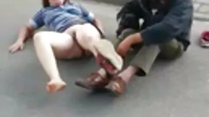 Mãe e filho a copular na xxx video amador cama no quarto