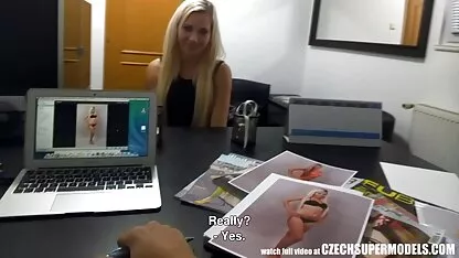 Morena com seios pequenos permite ao médico inserir um vibrador xxxvideospornoamador na vagina dela.