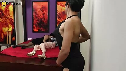 A mãe madura xxxx amador foi levada para a cozinha.
