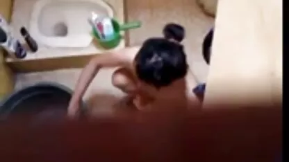 Uma rapariga de pele escura tem vídeos amadores xxx um caso com um homem com dois homens.