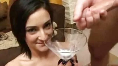 Um videos amadores xxx tipo desaparece quando a namorada está a chupar pilas que está a latejar numa loja de móveis.