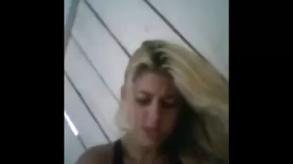 Uma rapariga bonita mostra-se perfeitamente em frente xx porno amador ao vídeo da Câmara.