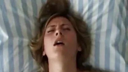 Uma rapariga com seios pequenos entregou - xxx porno amadoras se com uma beleza a um homem que se importa